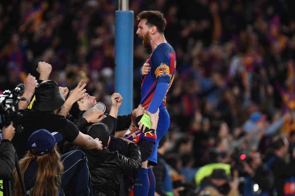 Messi en celebración con la afición en Champions League