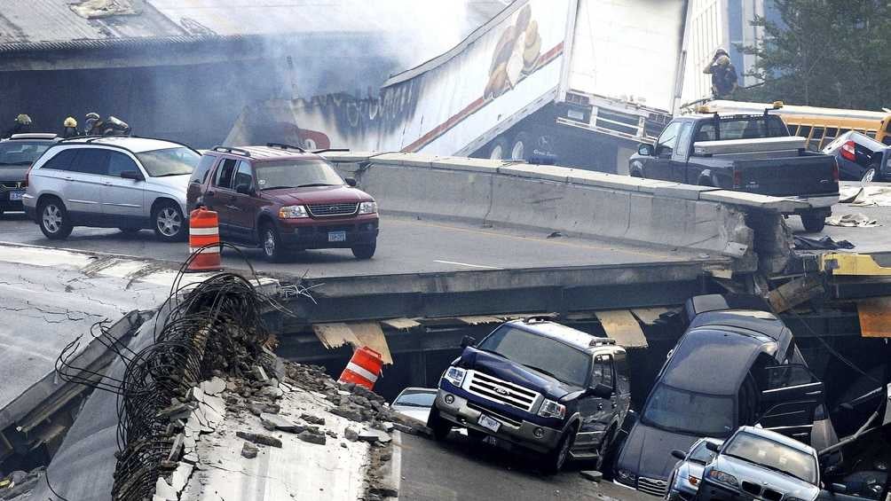 El accidente provocó que varios vehículos cayeron al río y otros quedaran con fuertes daños. 