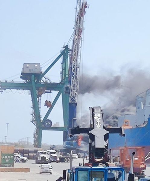 La grúa empezó sacando humo desde el motor.