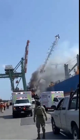 Las llamas se expandieron por toda la torre metálica.