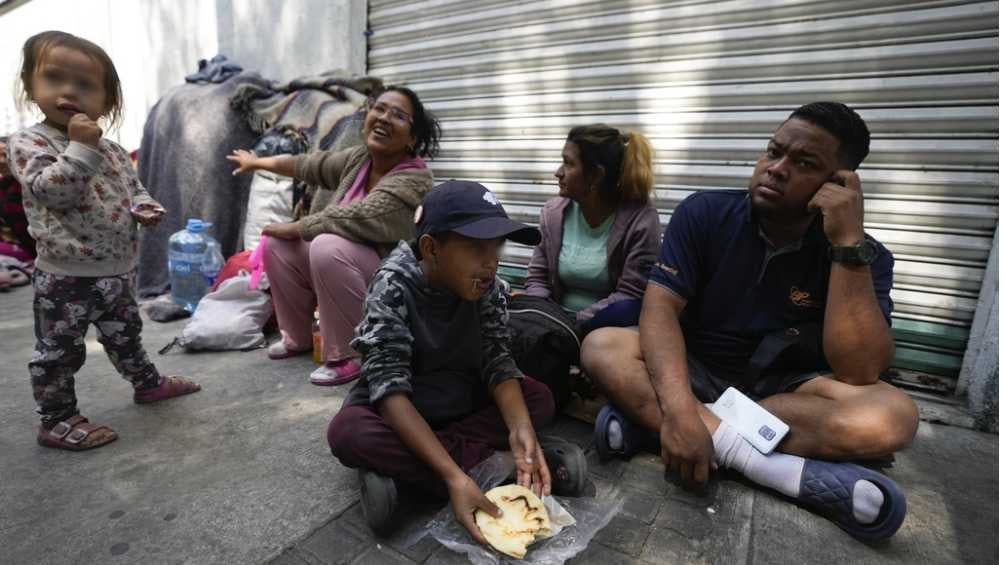 El dinero que se les entregue es para que se mantengan mientras encuentran un empleo en su país. 