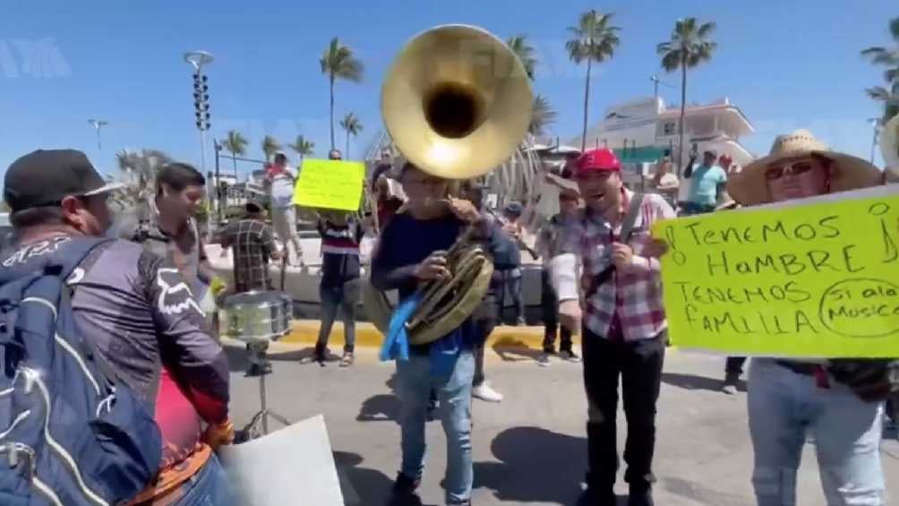 Las bandas salieron con sus instrumentos e interpretaron varias canciones. 