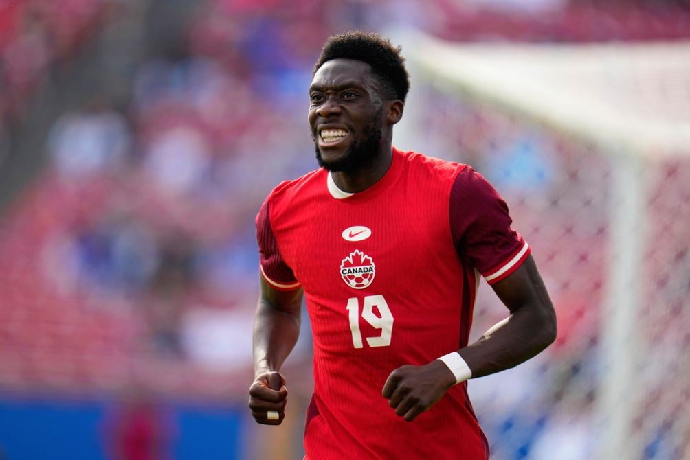 Davies en festejo con la Selección de Canadá