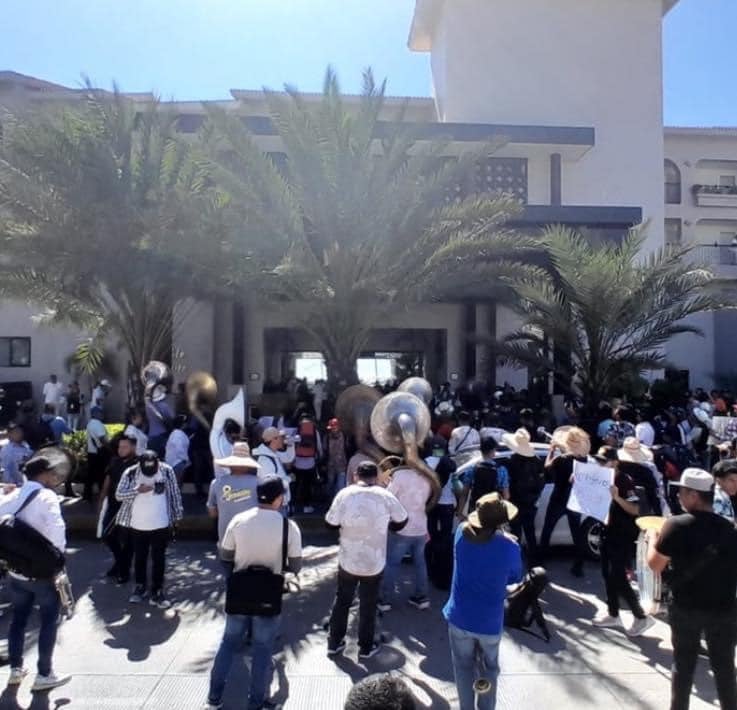 Las bandas realizaron una protesta porque no los dejaban tocar en la playa.