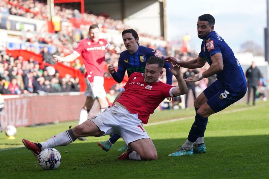 Wrexham venció 2-0 a Mansfield