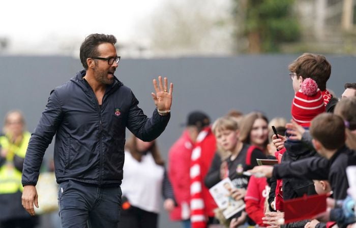 Ryan Reynolds con aficionados de Wrexham