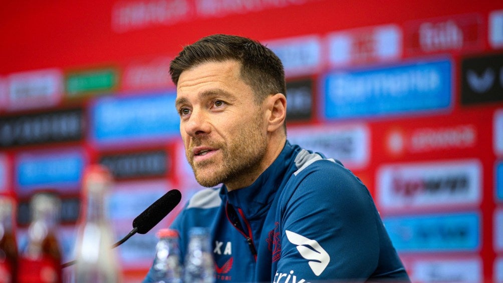 Xabi Alonso en conferencia asegurando su permanencia