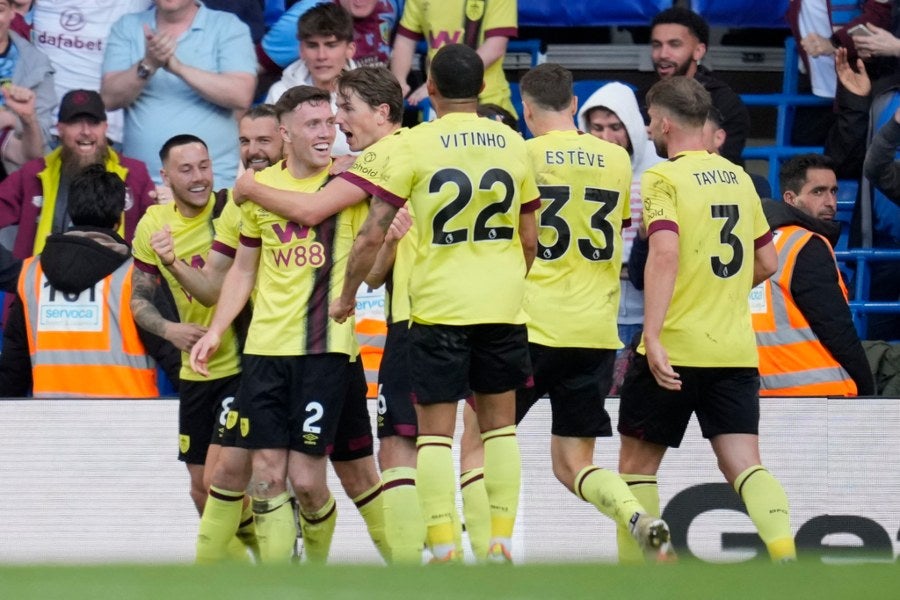 Burnley, con 10 hombres, empató ante Chelsea