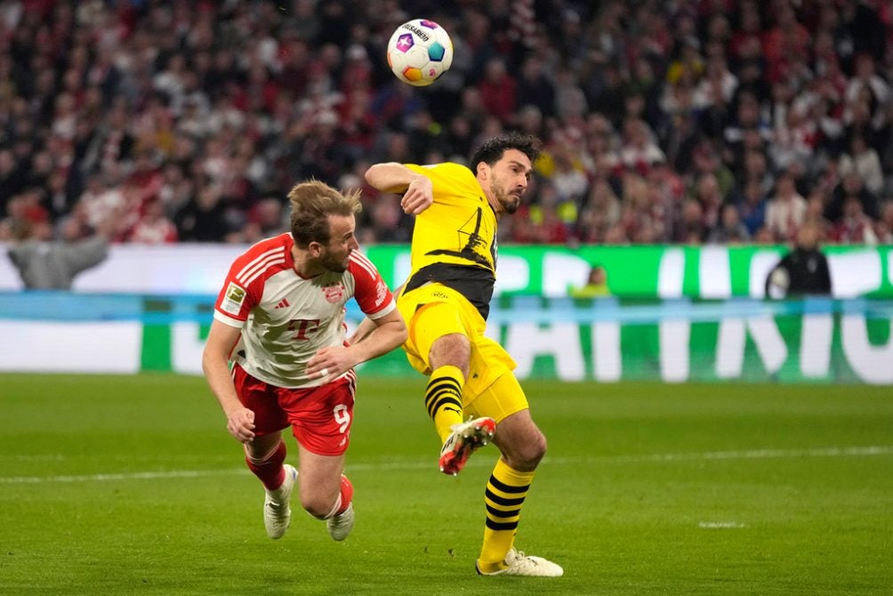 Kane contra Hummels en el partido frente a Borussia Dortmud