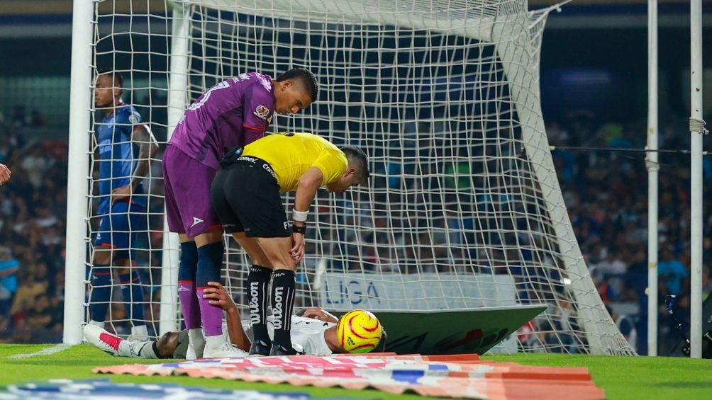 Magallán en el césped tras el posible penal