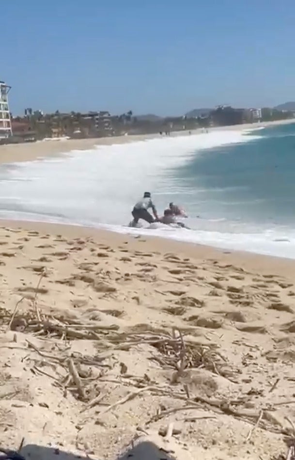 Cuando sube la marea no es buena idea meterse al mar.