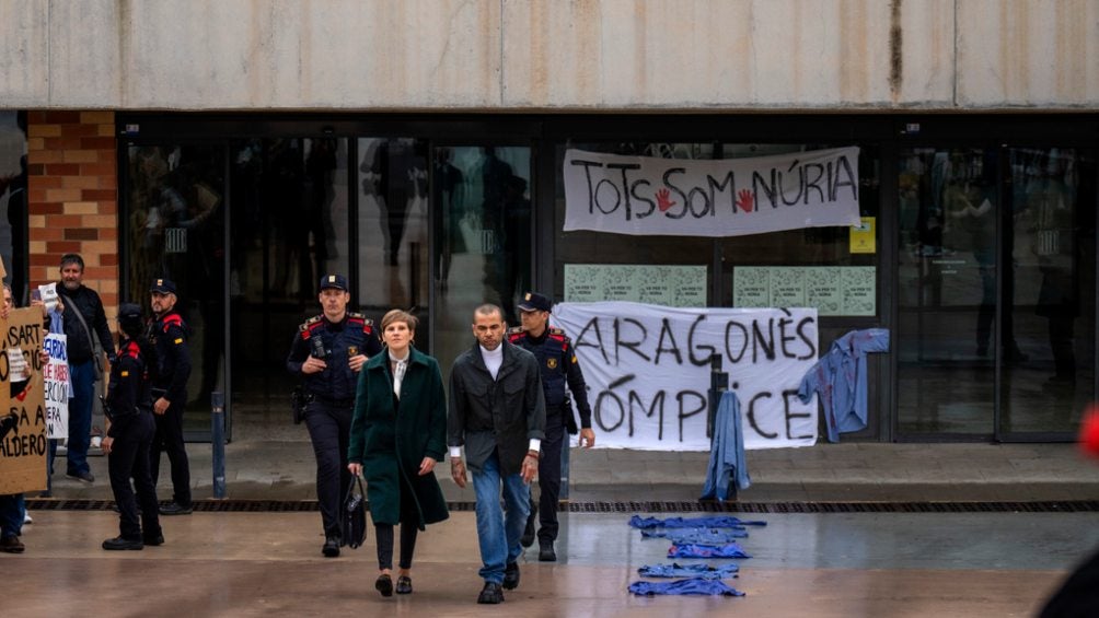 Alves saliendo de la cárcel en Barcelona