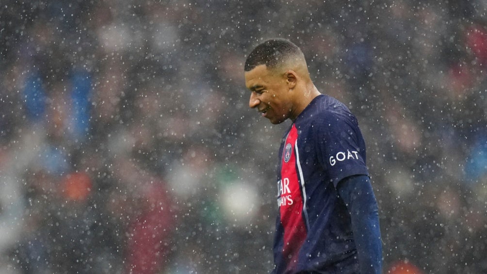 ¡Furioso! Kylian Mbappé fue sustituido, se molestó con Luis Enrique y se marchó al vestidor