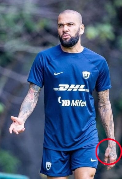 Alves en un entrenamiento de Pumas