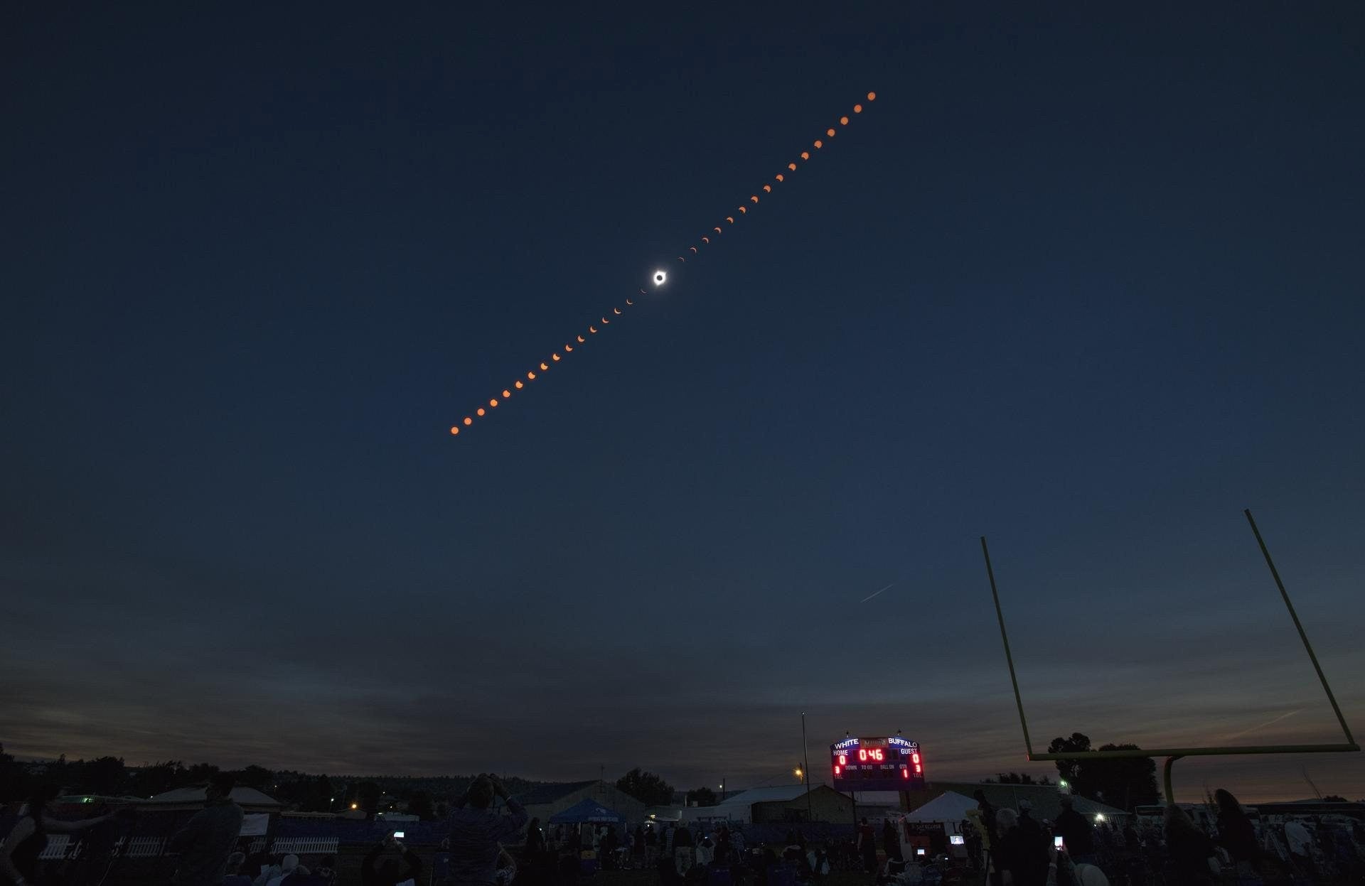 Para disfrutar estas fases del eclipse solar es necesario usar lentes especiales.