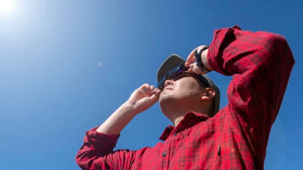 La UNAM advierte que ver el Eclipse Solar con lentes oscuros comunes podría quemar la retina 