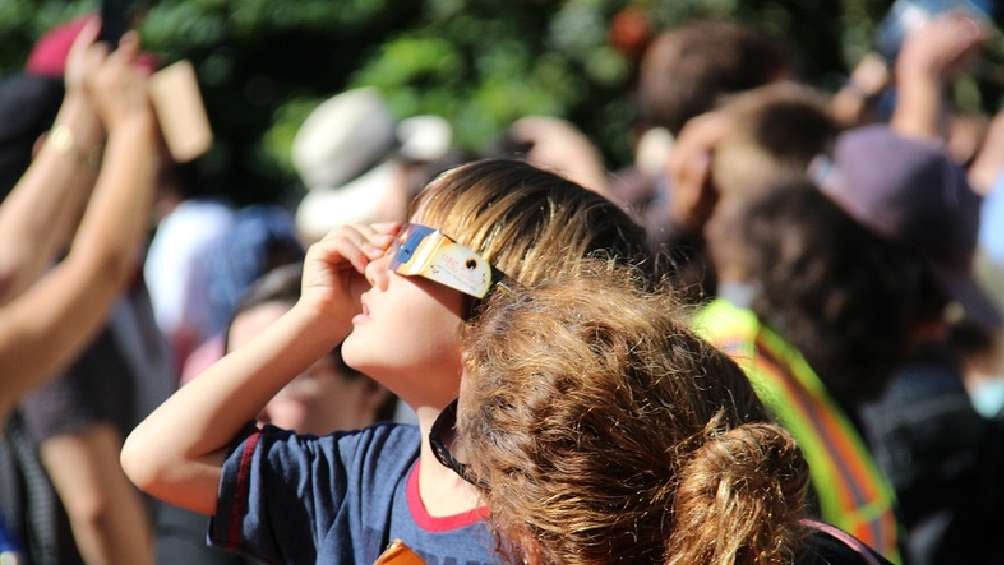 Los artículos oscuros como los lentes no sirven para ver este tipo de eventos astronómicos. 