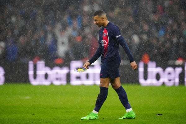 Mbappé sale de la cancha para ser sustituido