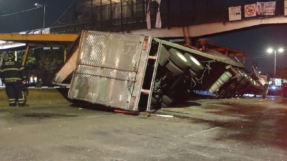 El tráiler volcó sobre carriles centrales del Circuito Interior, perdiendo la vida el chófer. 