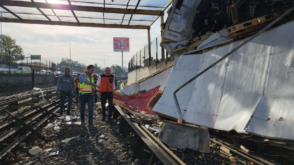 Las autoridades estiman hasta 10 horas de trabajo para retirar el tráiler y reanudar el servicio del Metro. 