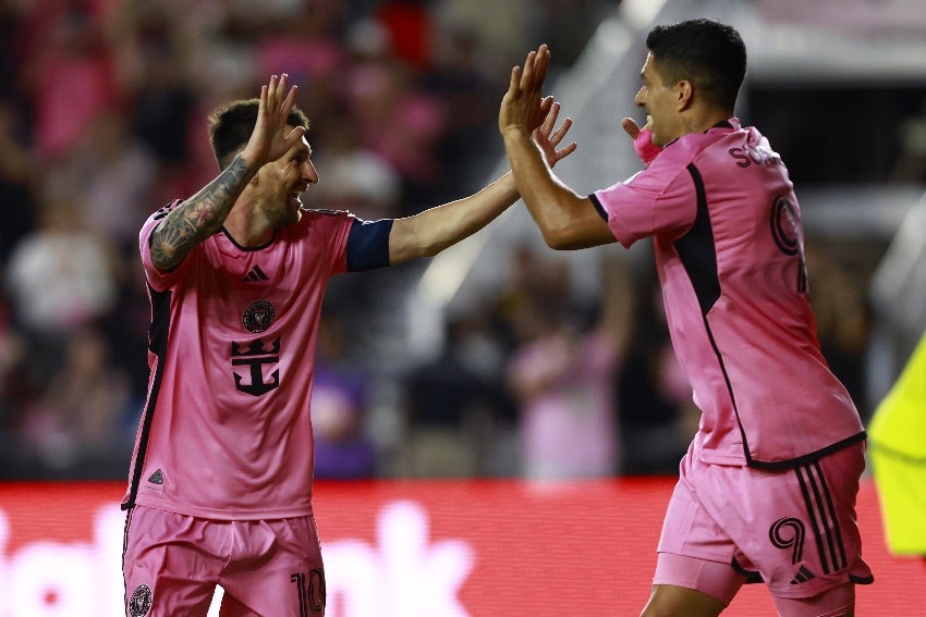 Messi en celebración de gol con Luis Suárez