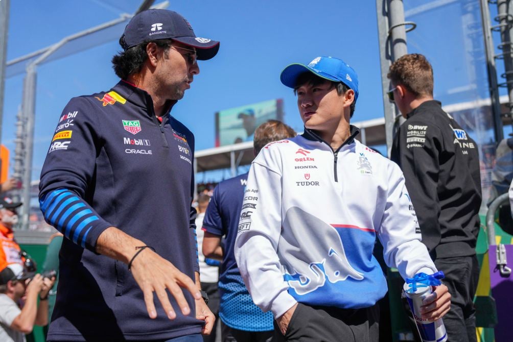 Checo con Yuki Tsunoda en el Gran Premio de Japón