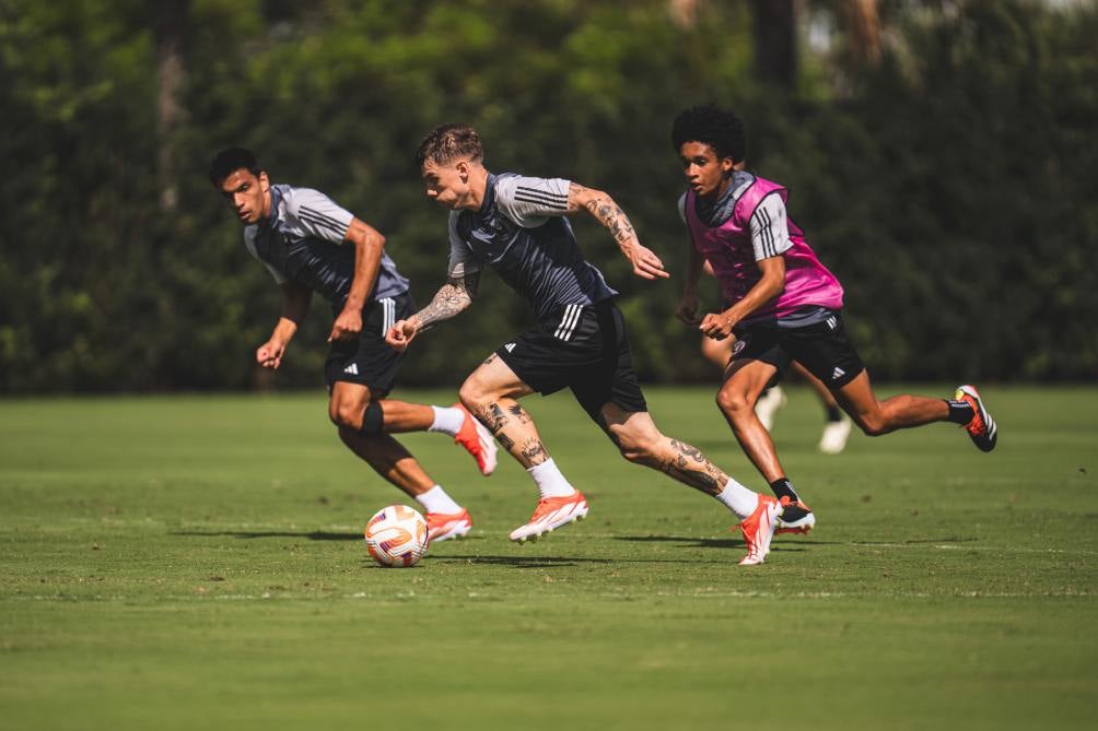 Jugadores en la práctica previo al duelo ante Rayados