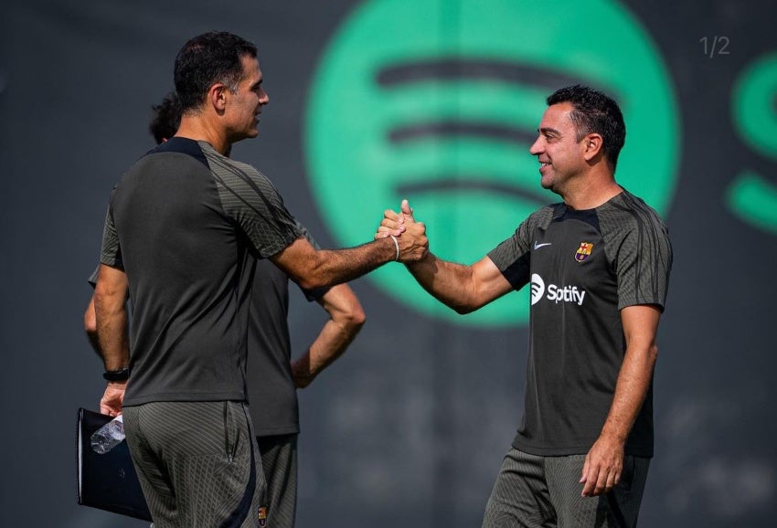 En saludo con Xavi Hernández, su excompañero 