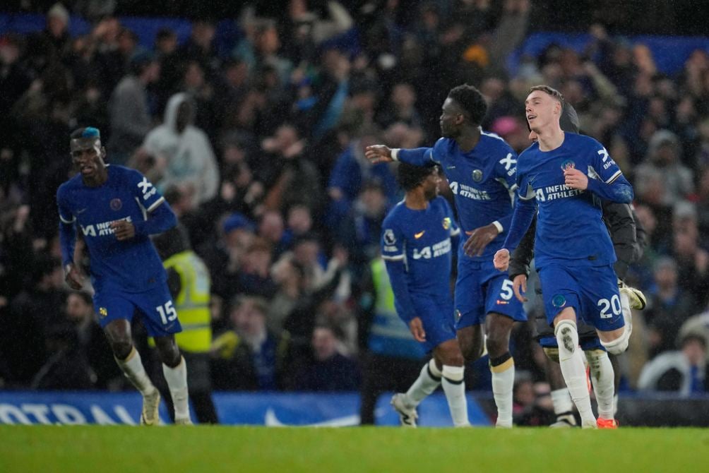 Jugadores de Chelsea en festejo de gol