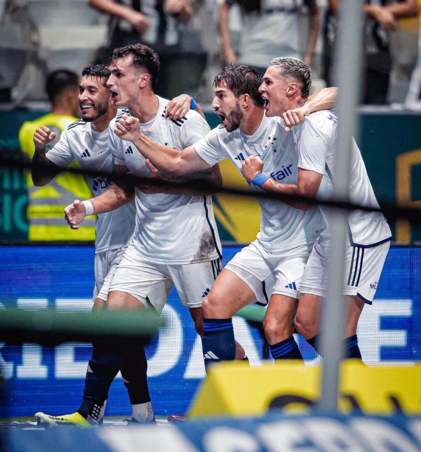 Dinenno en celebración de gol con Cruzeiro