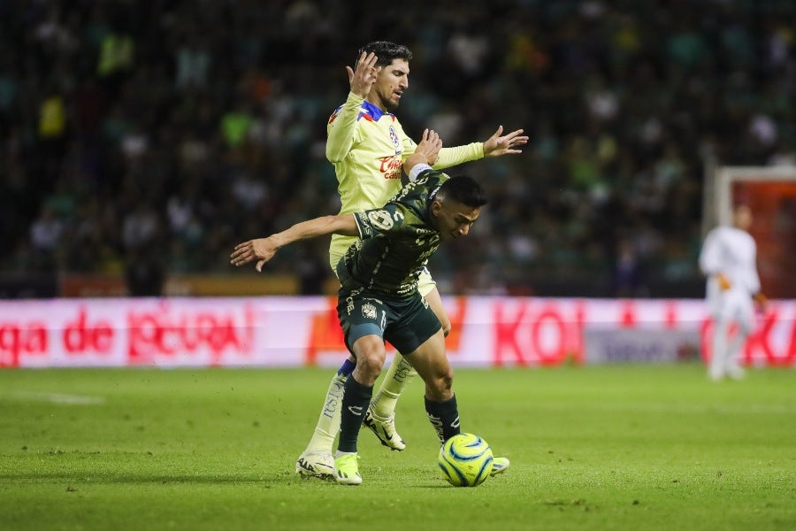 Ángel Mena en un duelo ante América