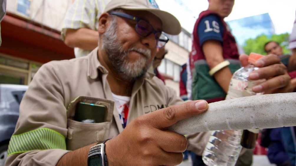 Autoridades ya comenzaron a sacar pruebas del agua contaminada. 