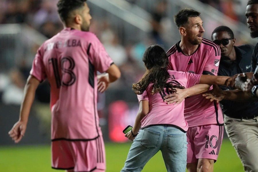 Menor de edad ingresó a saludar a Lionel Messi