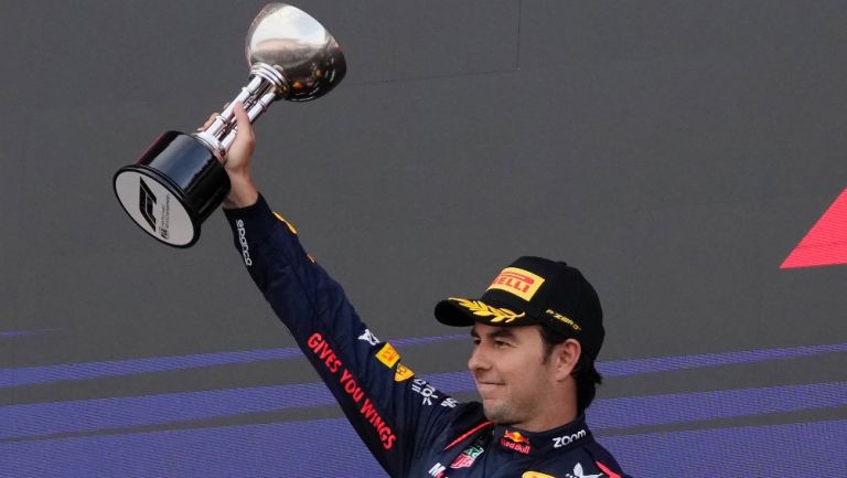 Checo celebra su podio en Japón