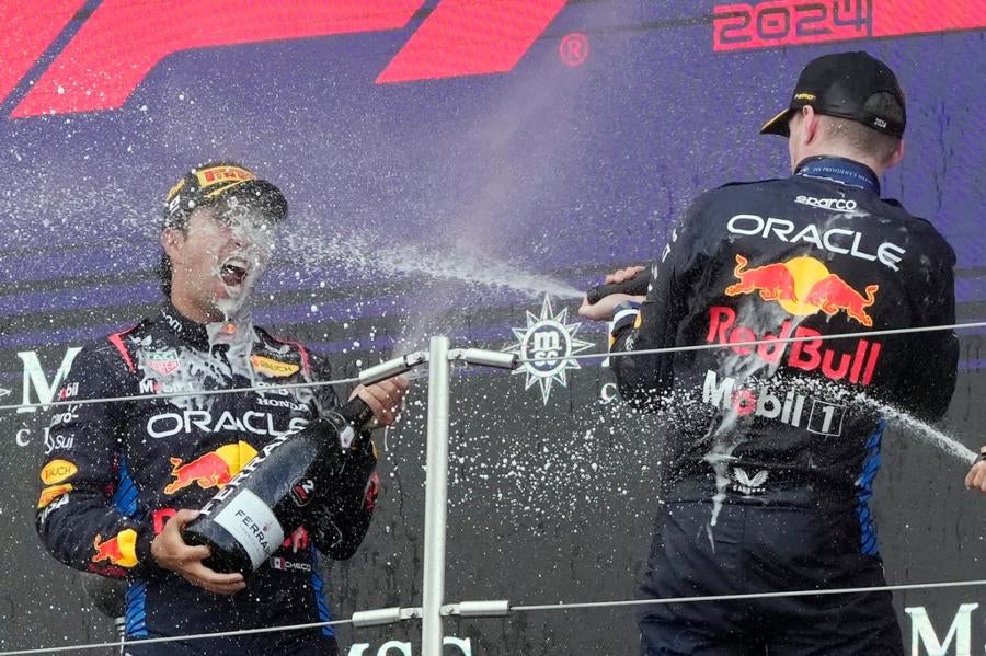 Max y Checo festejando el 1-2 de Red Bull