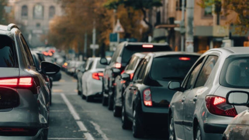 Hoy no circula: Lunes 8 de abril 2024 ¡En día de eclipse también hay autos que no circulan!