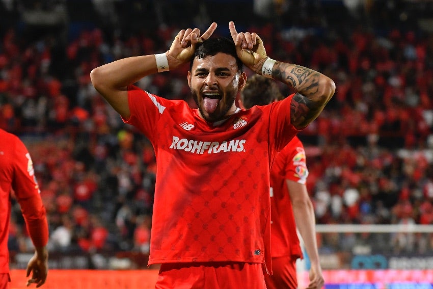 Alexis Vega en celebración de gol con Toluca