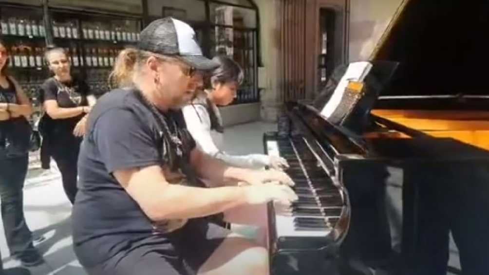 Thomas Vikström también compartió con la niña en el piano. 