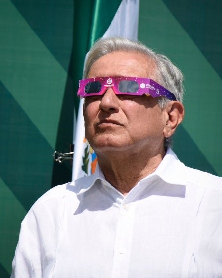 El mandatario mexicano utilizó lentes especiales para ver el eclipse. 