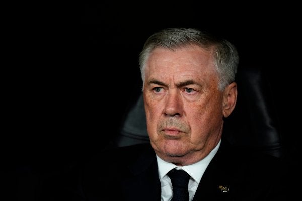 Ancelotti sentado en el banquillo