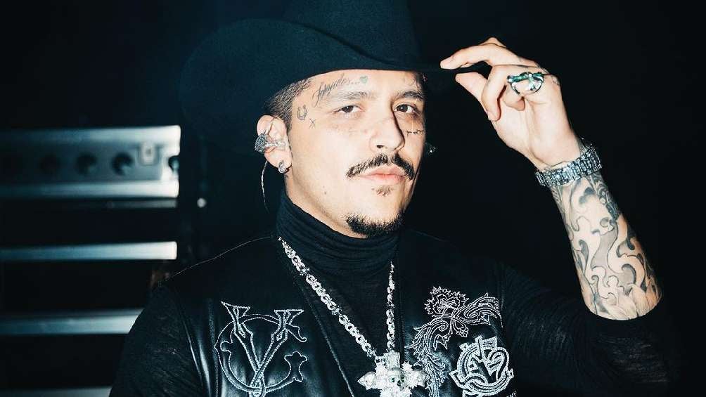 El cantante de regional mexicano dejó atrás el sombrero y el bigote. 