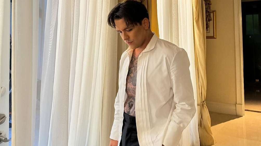 Christian Nodal lució un look más elegante y formal. 