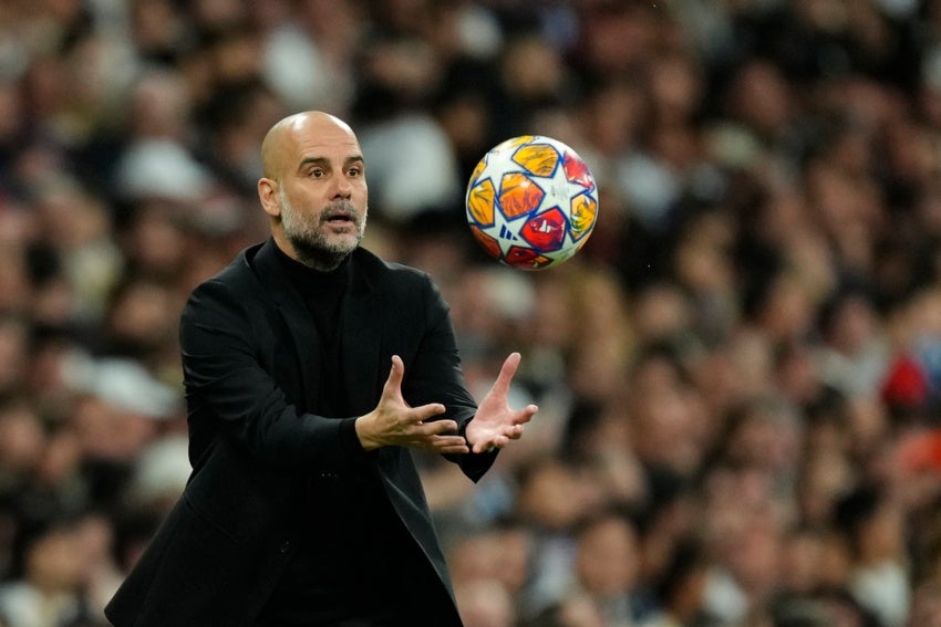 Pep cachando un balón en el juego 