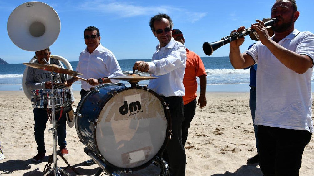 El inglés estuvo acompañado del alcalde de Mazatlán, Édgar González.