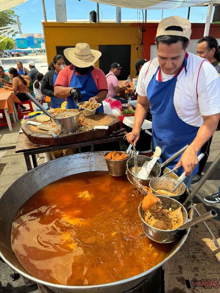 Las taquerías y restaurantes se han visto afectadas.