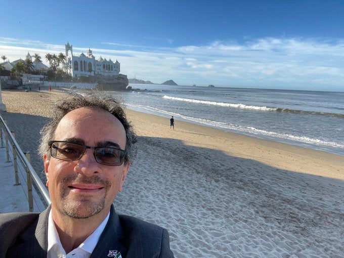 El embajador se mostró contento de visitar Mazatlán.