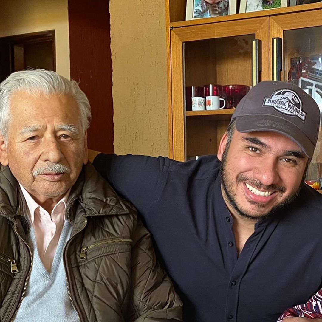 El abuelito Evo le regaló a Alex su primera computadora para que subiera sus videos.