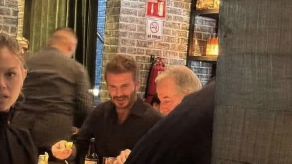 Beckham degustando su comida en Monterrey