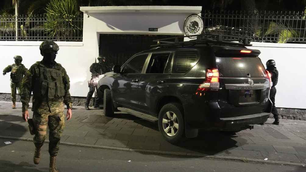 La policía de Ecuador asaltó la Embajada de México en aquel país. 