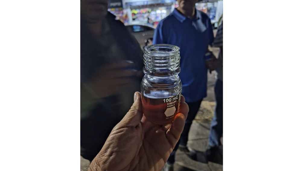 El agua además de tener olor a gasolina, también tiene un tono rojizo. 